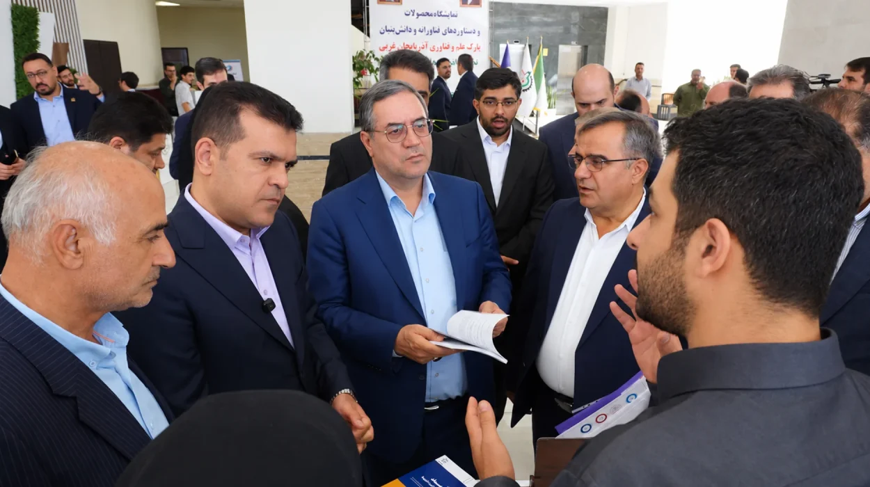 بازدید معاون علمی رئیسجمهور از غرفه شرکت دانشبنیان تدبیرنگر و معرفی سامانه سماد بازدید معاون علمی رئیسجمهور از غرفه شرکت دانشبنیان تدبیرنگر و معرفی سامانه سماد | تدبیرنگر