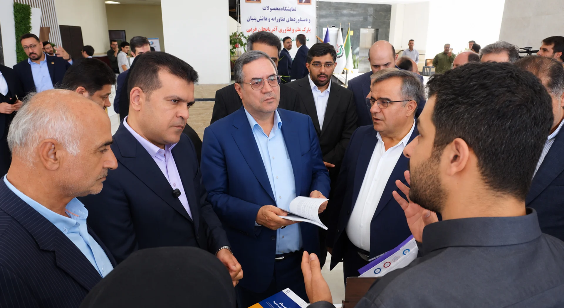 بازدید معاون علمی رئیس‌جمهور از غرفه شرکت دانش‌بنیان تدبیرنگر و معرفی سامانه سماد | تدبیرنگر